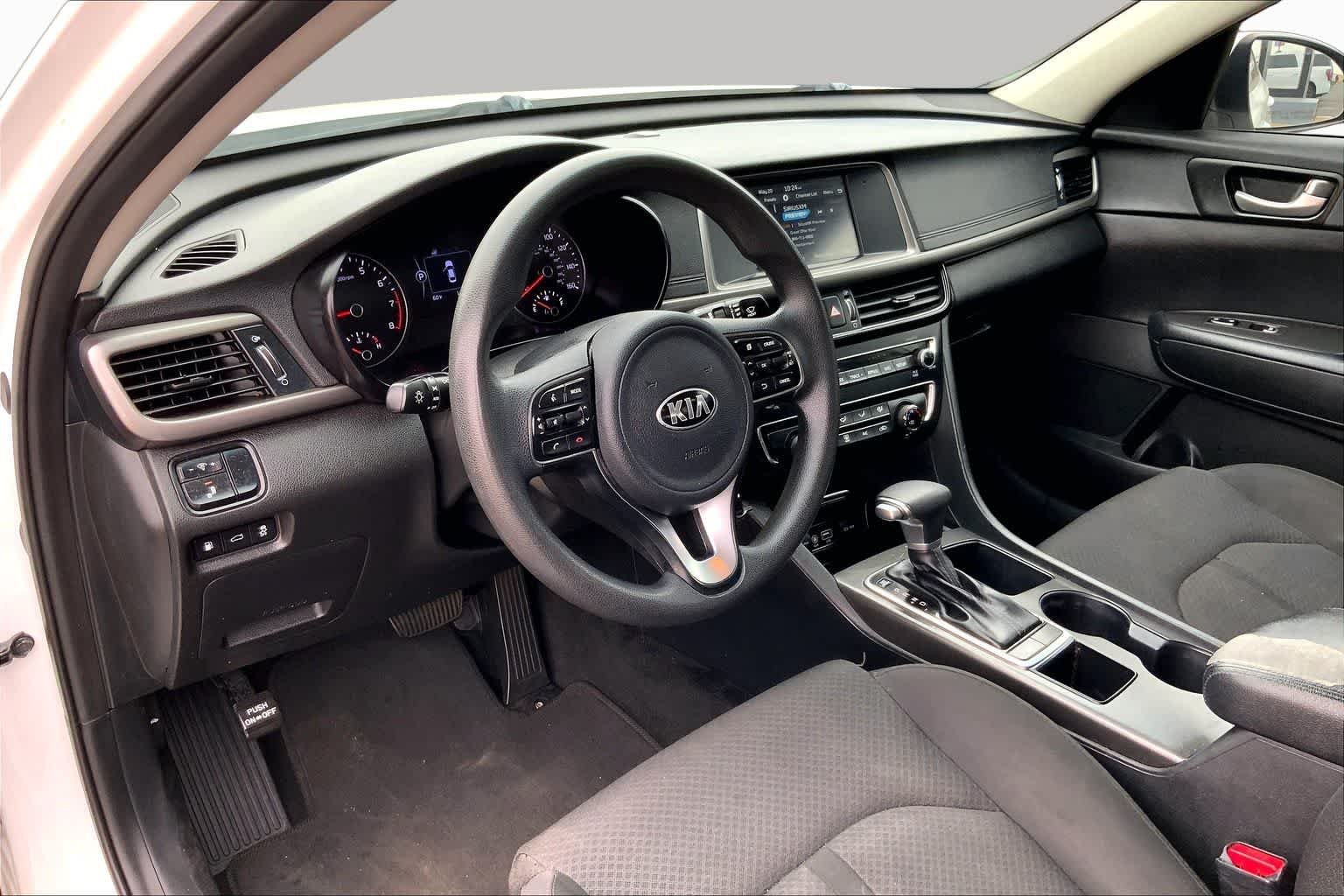 Used 2018 Snow White Pearl Kia LX image 17