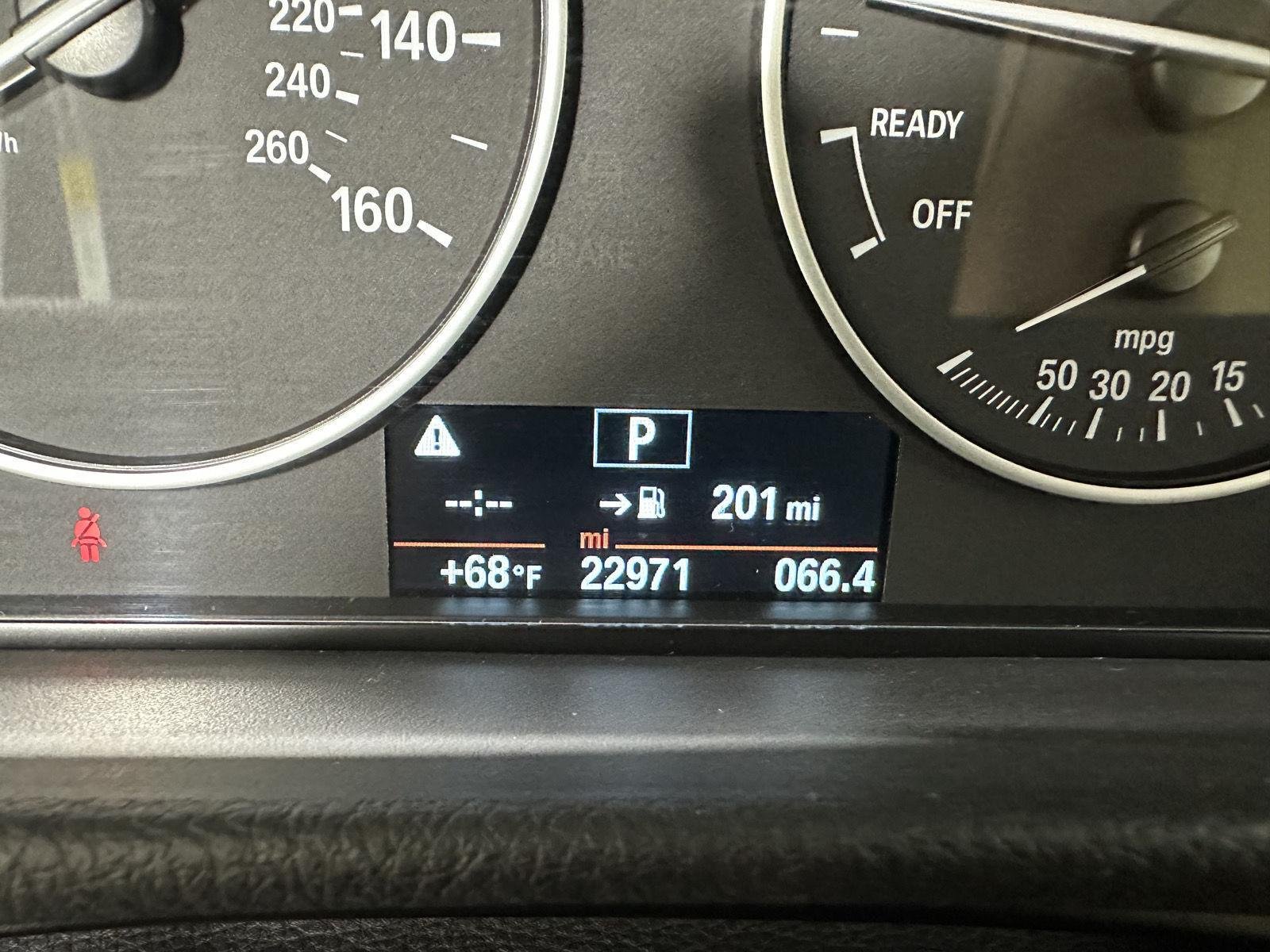 Used 2018 Mediterranean Blue Metallic BMW 320i xDrive image 29