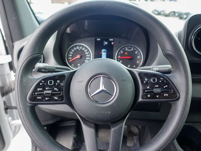 Used 2023  Mercedes-Benz Cargo 170 WB image 12