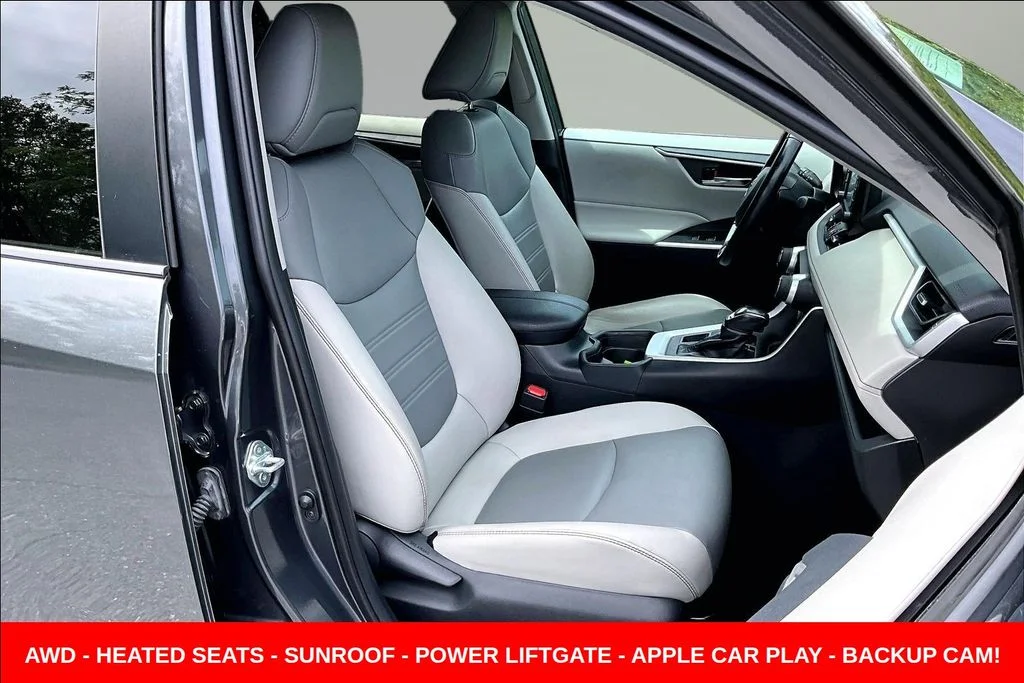 Used 2020 Gray Toyota XLE Premium image 28