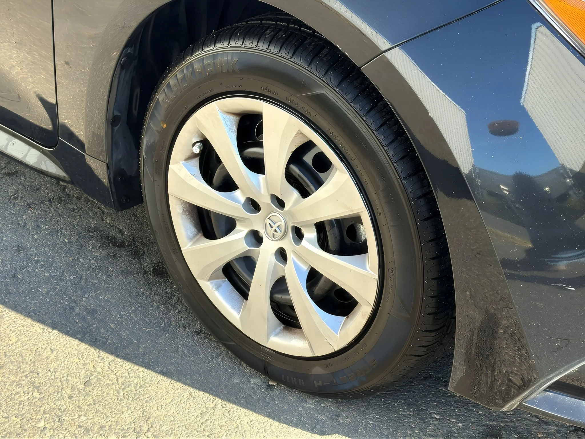 2025 Toyota Corolla LE - Photo 9