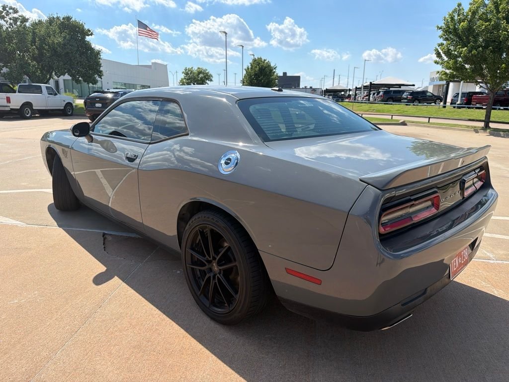 Used 2019 Gray Dodge SXT image 2