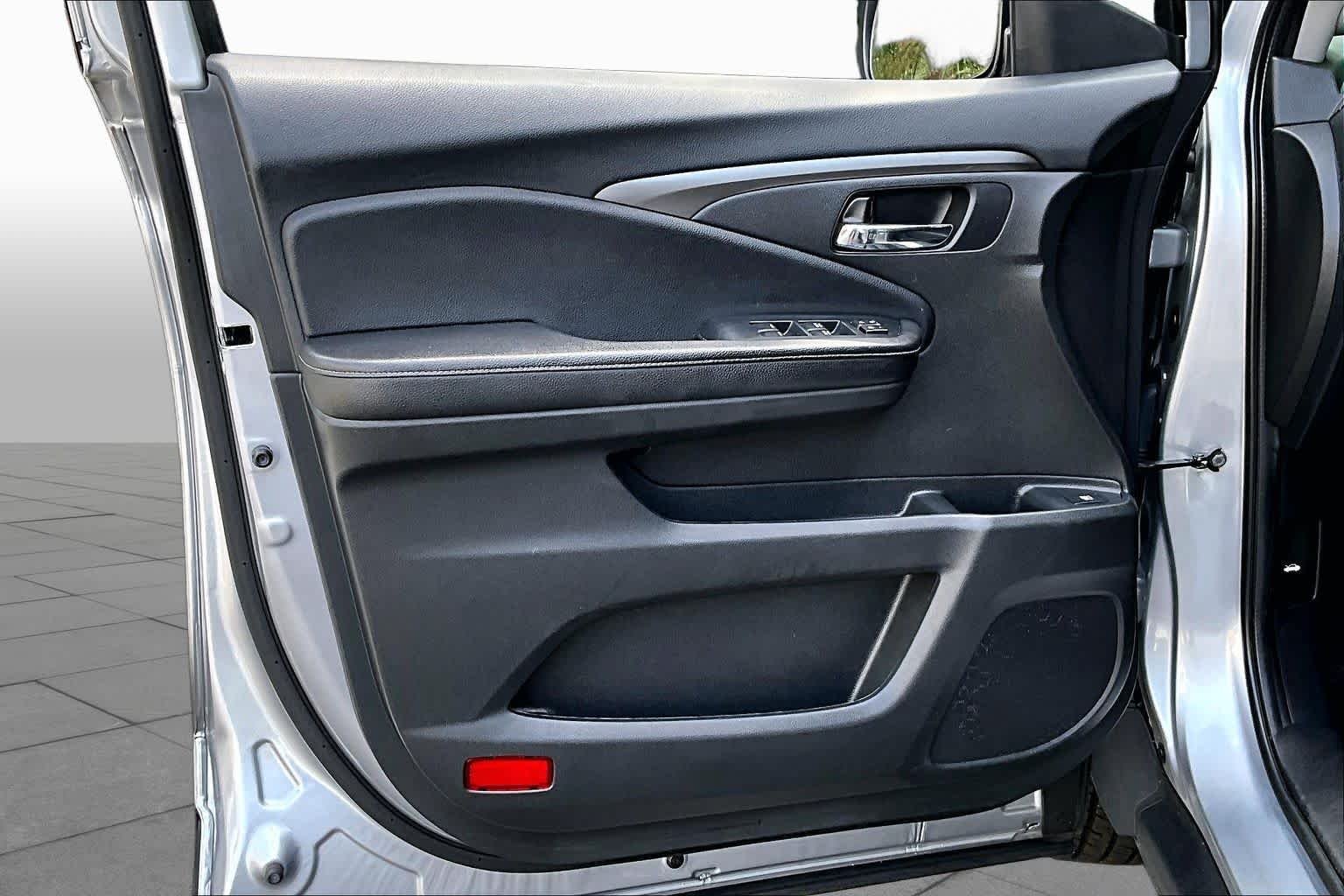 Used 2019 Lunar Silver Metallic Honda RTL-T image 22
