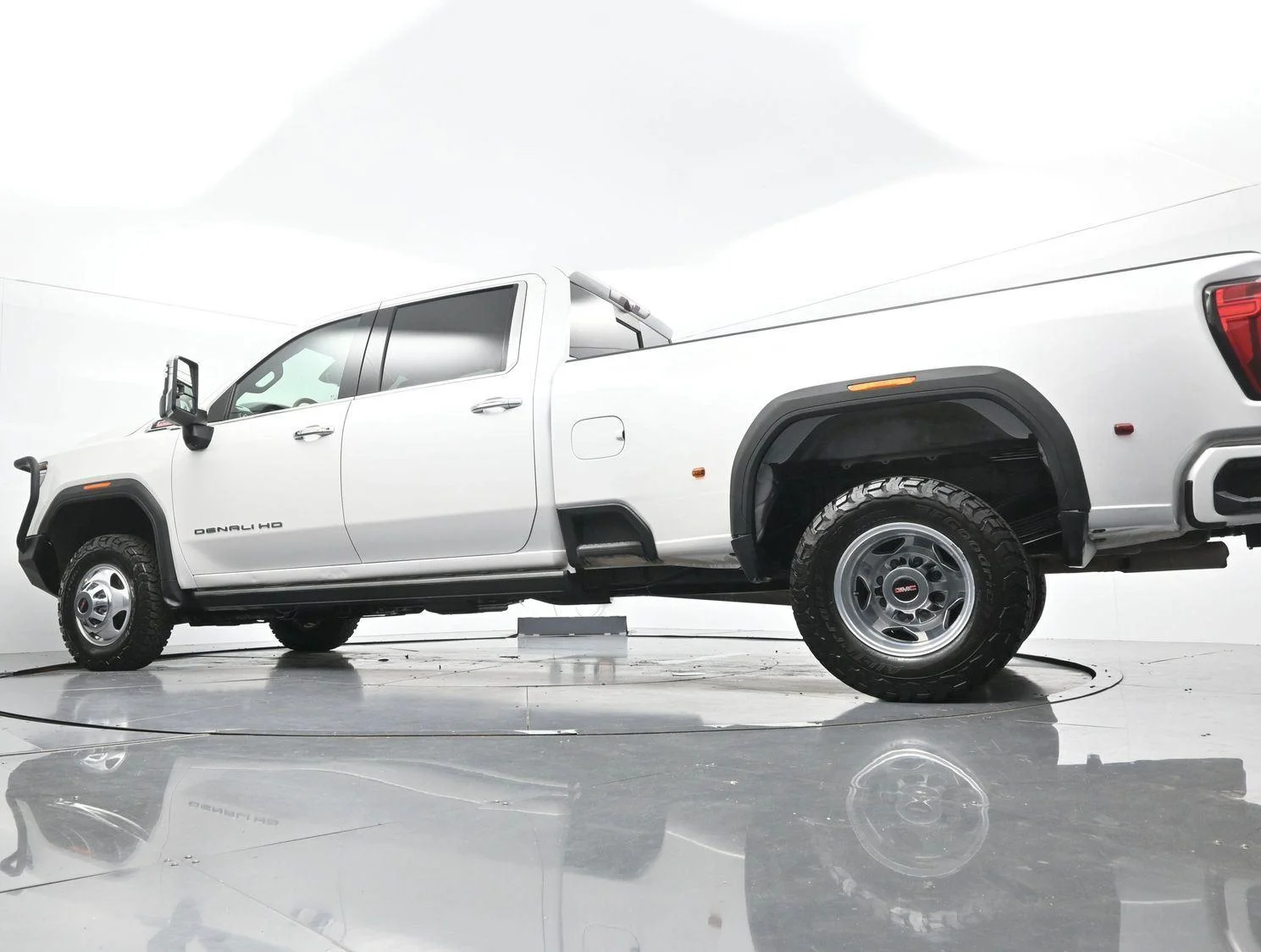 Used 2022 White Frost Tricoat GMC Denali image 52
