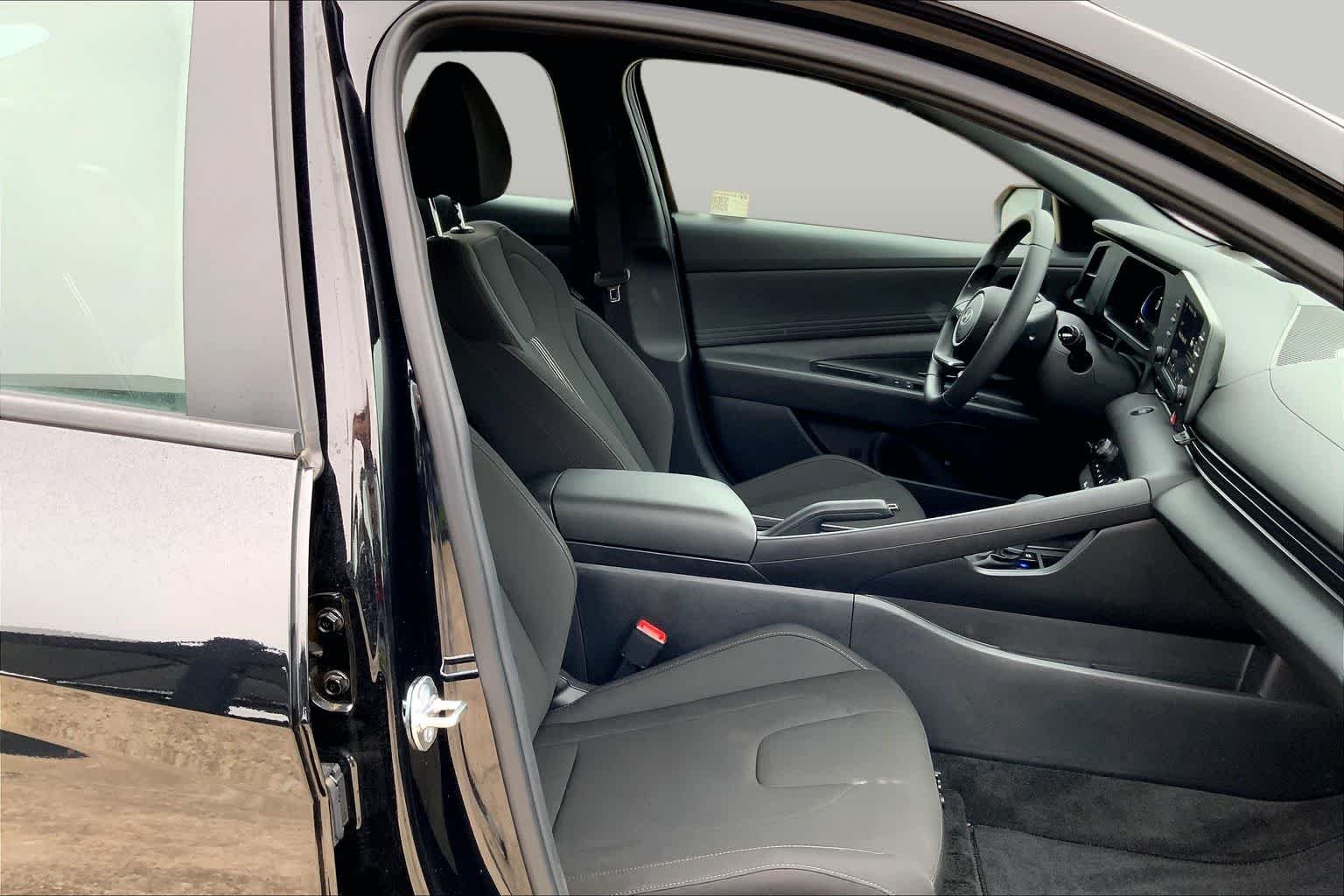 Used 2025 Abyss Black Hyundai SEL Sport image 9