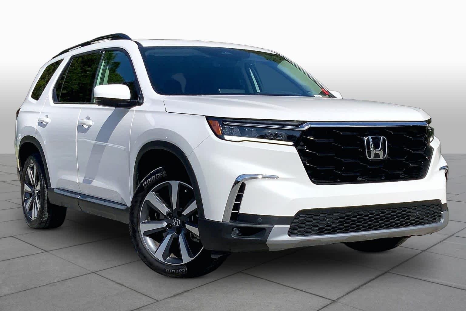 Certified Used 2025 Platinum White Pearl Honda AWD TRG image 3