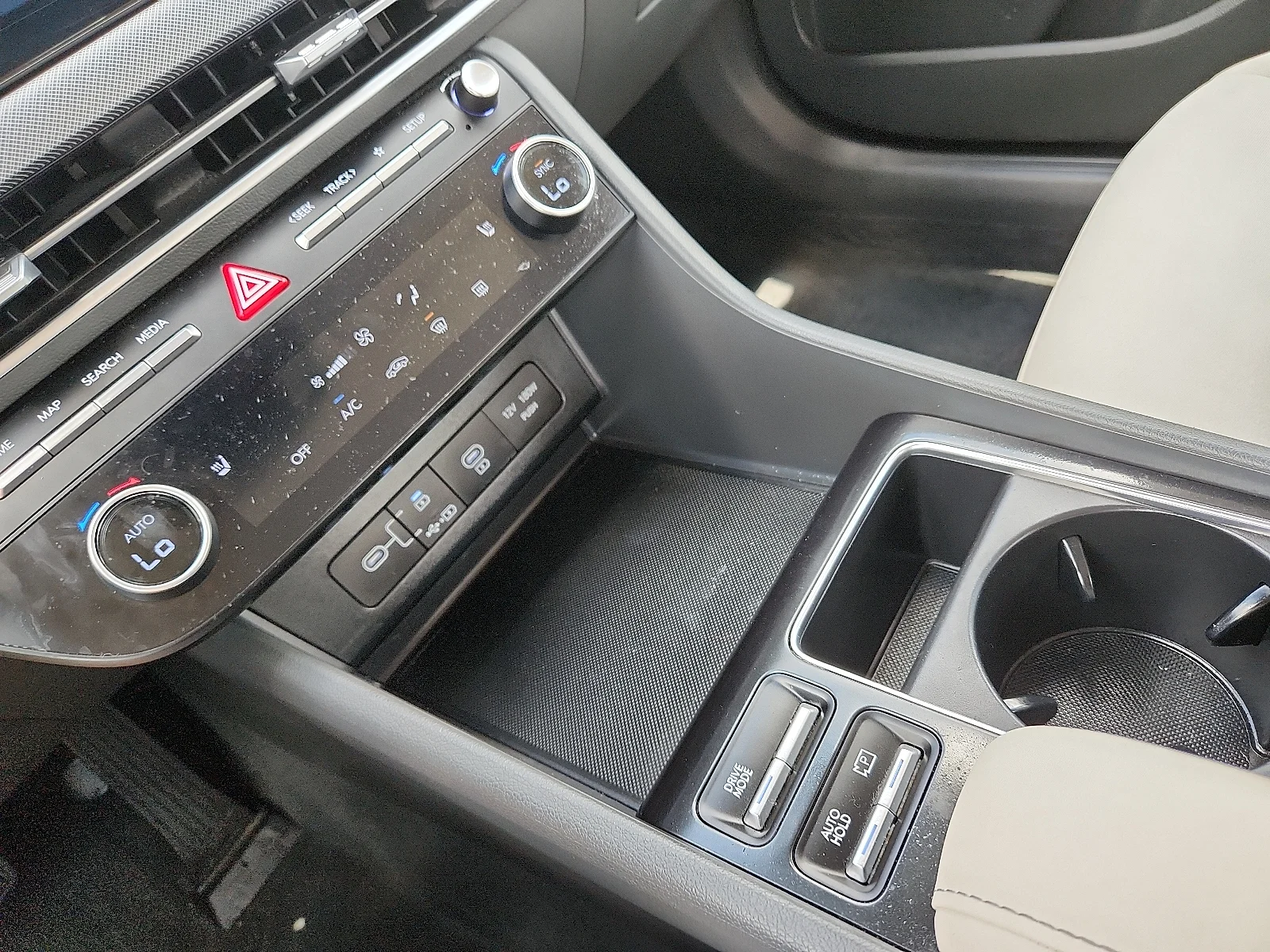 Used 2025 White Hyundai SEL image 25