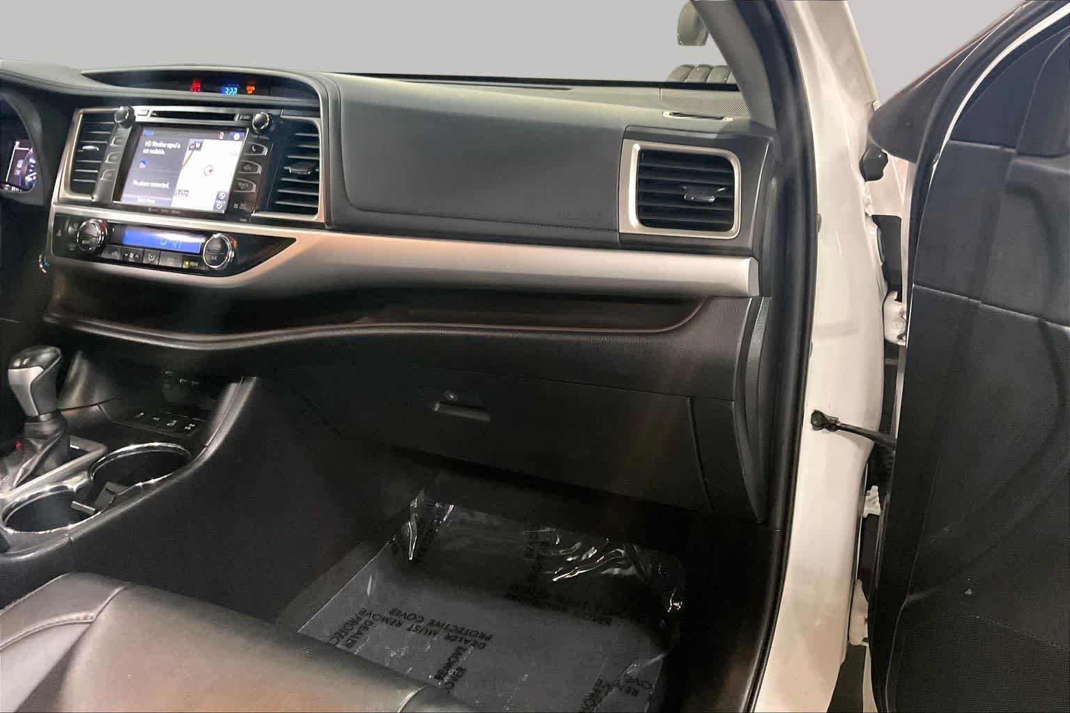 Used 2019 Blizzard Pearl Toyota XLE image 19