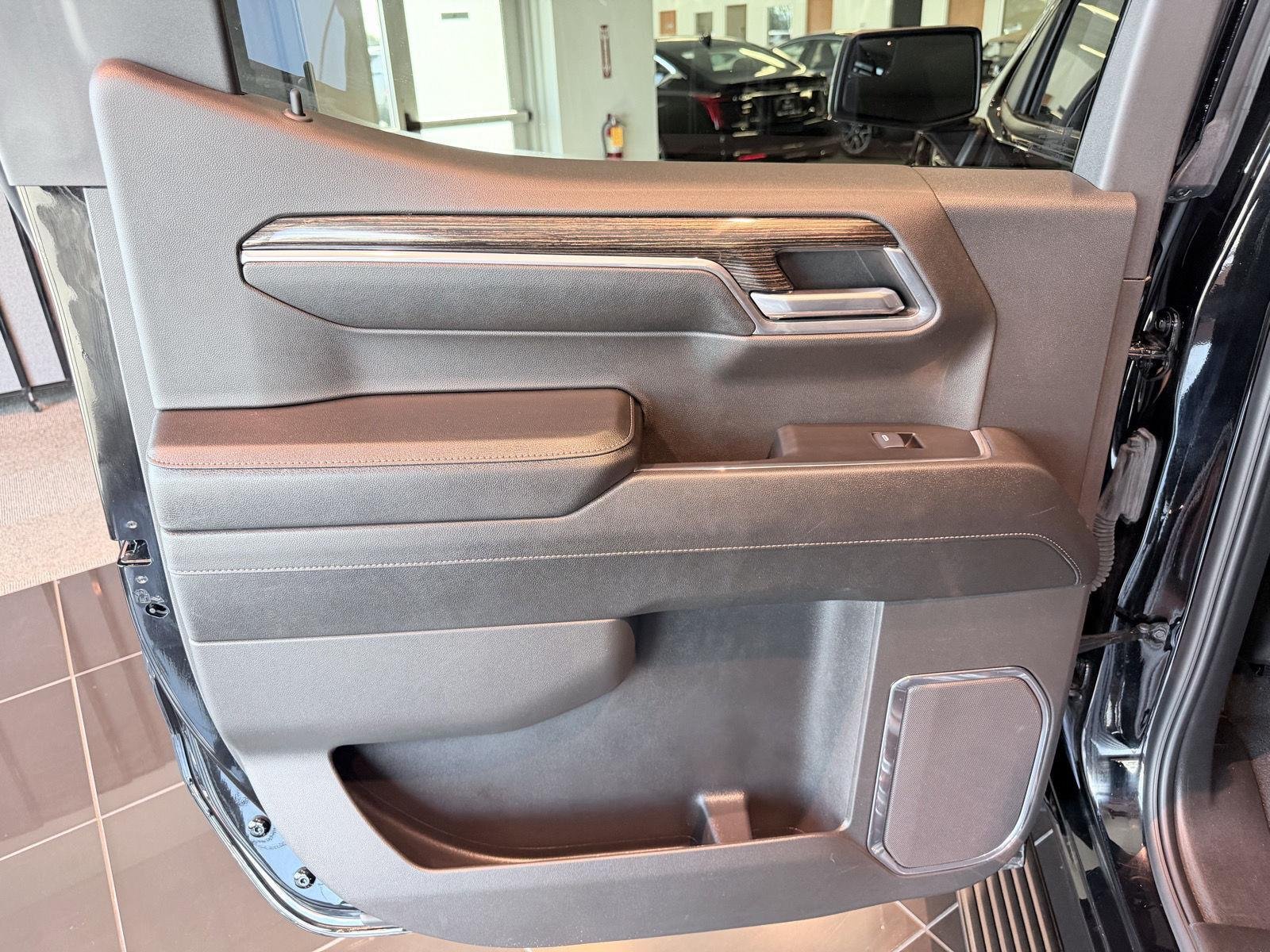 Used 2024 Onyx Black GMC Elevation image 21