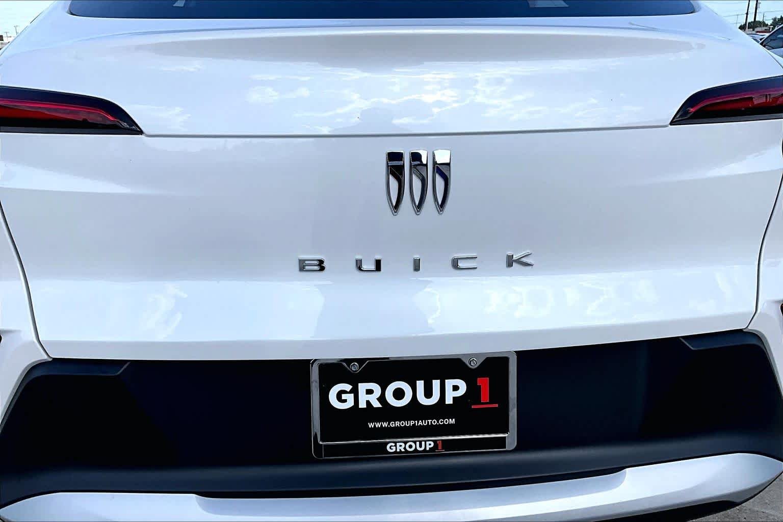 Used 2024 White Frost Tricoat Buick Preferred image 30