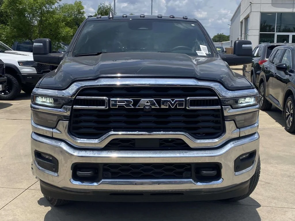 New 2026 Diamond Black Crystal Pearl-Coat Exterior Paint RAM Tradesman image 2