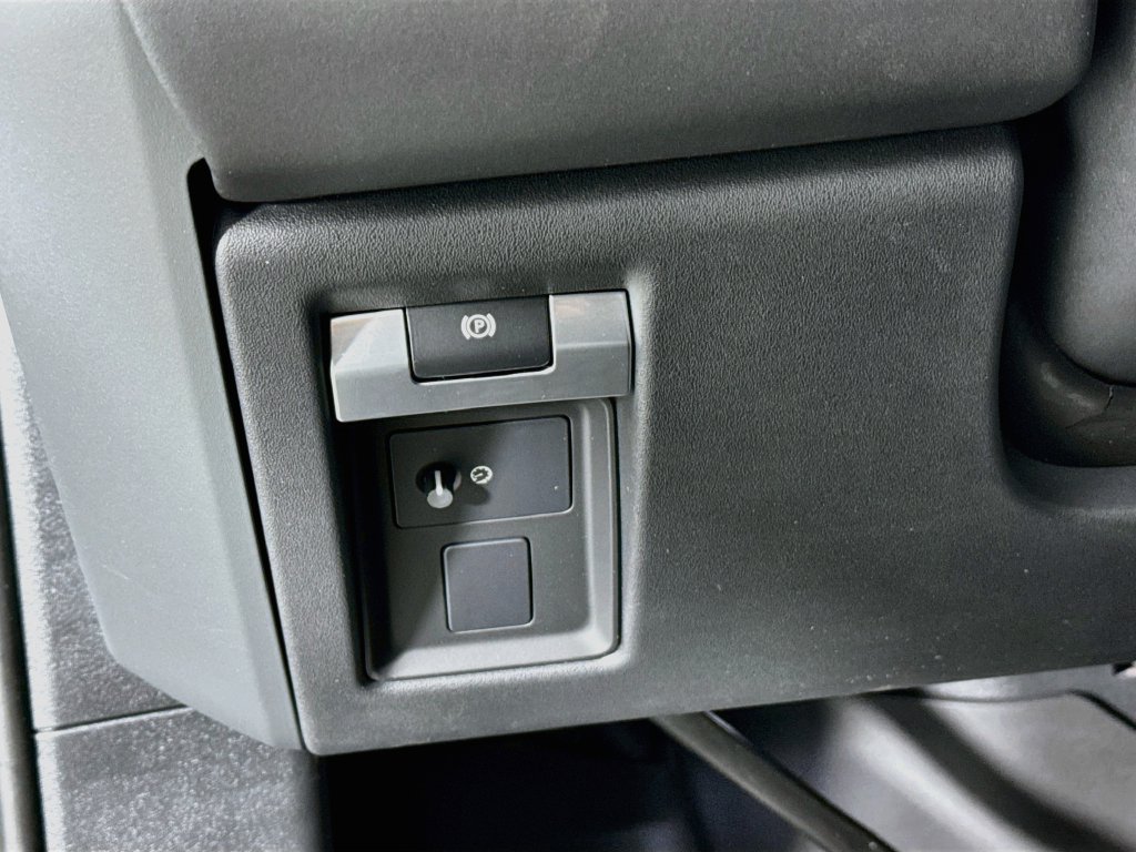 New 2026 Santorini Black Land Rover X-Dynamic SE image 11