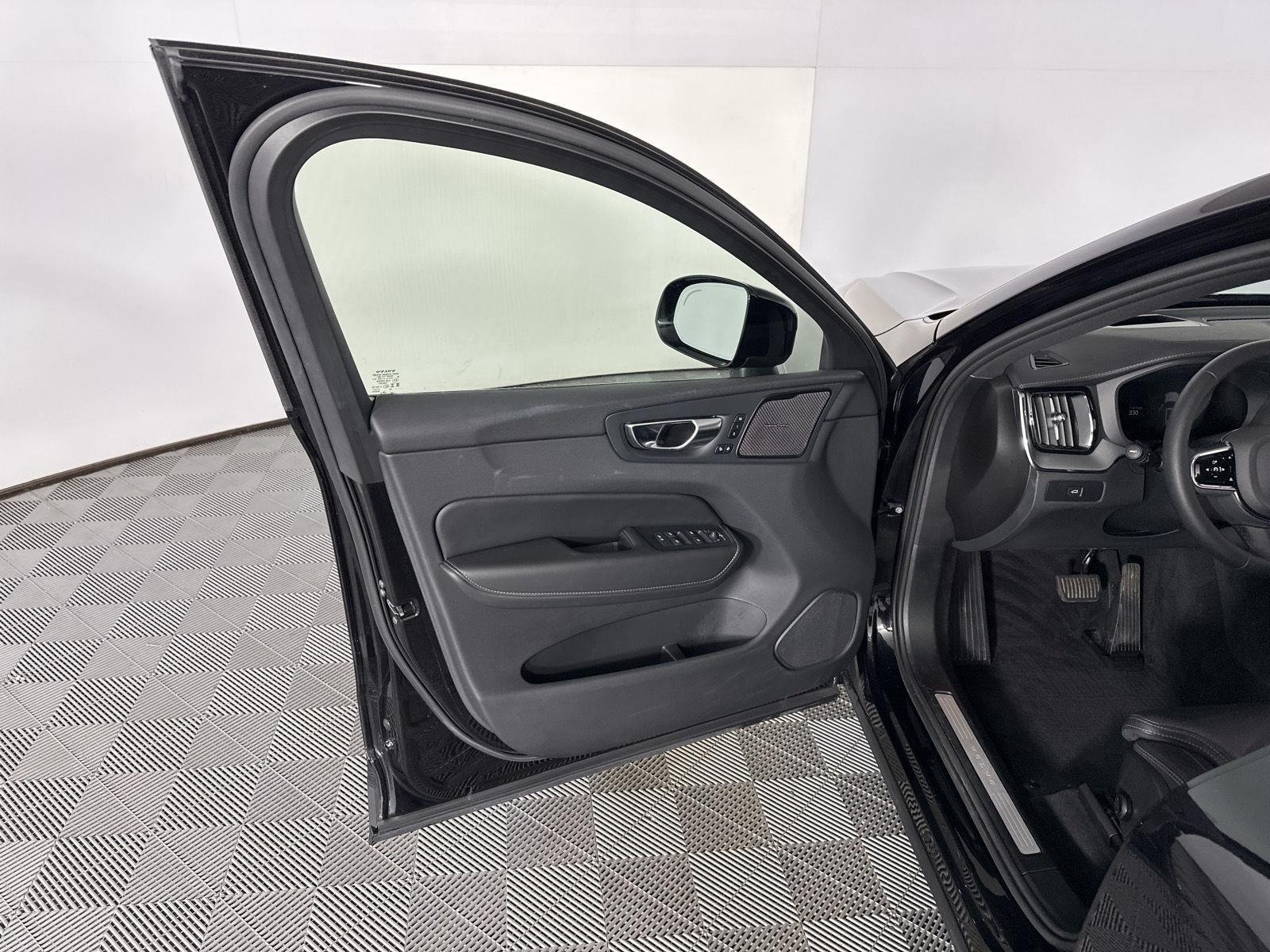 Used 2024 Onyx Black Metallic Volvo Ultimate Black Edition image 18