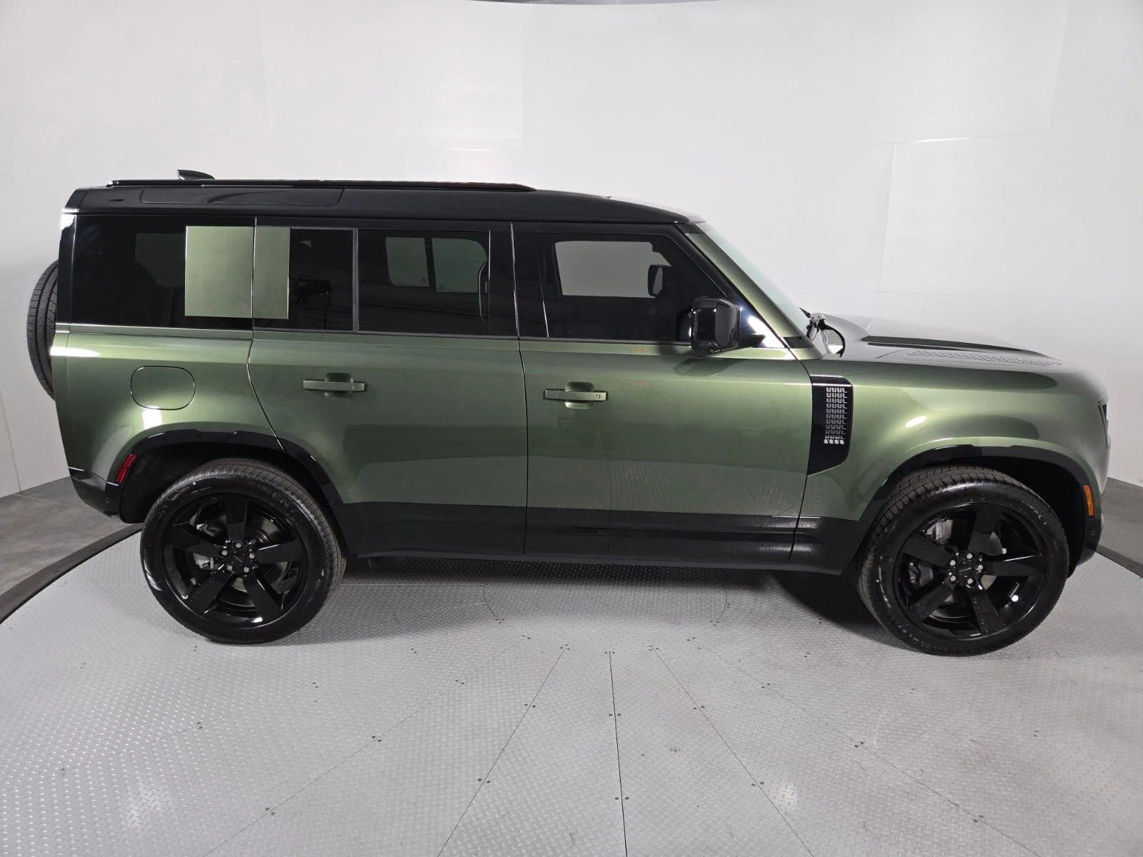New 2026 Woolstone Green Land Rover X-Dynamic SE image 6