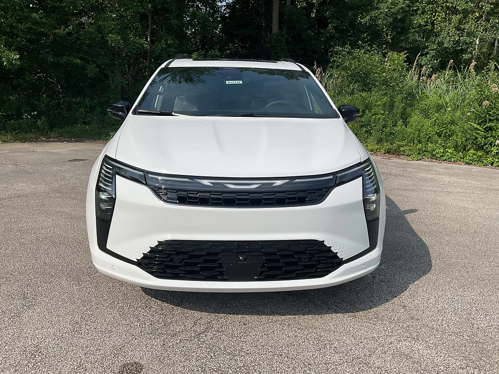 New 2027 Bright White Clear-Coat Exterior Paint Chrysler Limited image 2