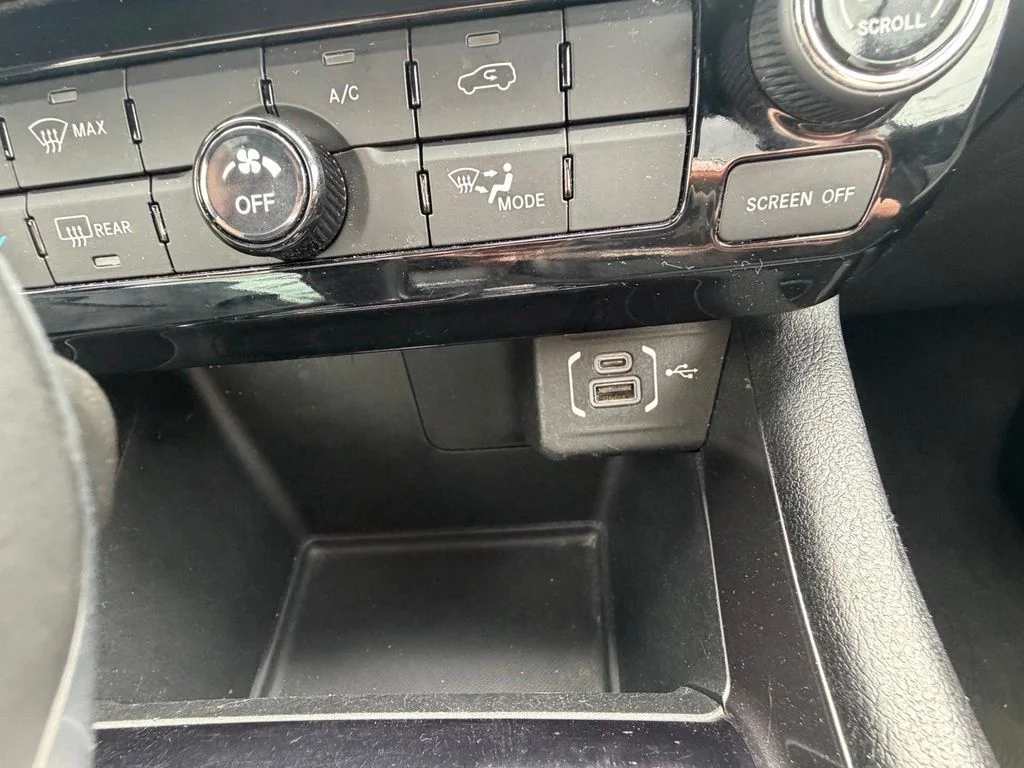 Used 2024 White Jeep Latitude image 30