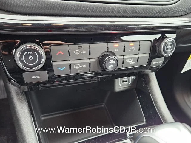 New 2026 Red Hot Pearl-Coat Exterior Paint Jeep Latitude image 21