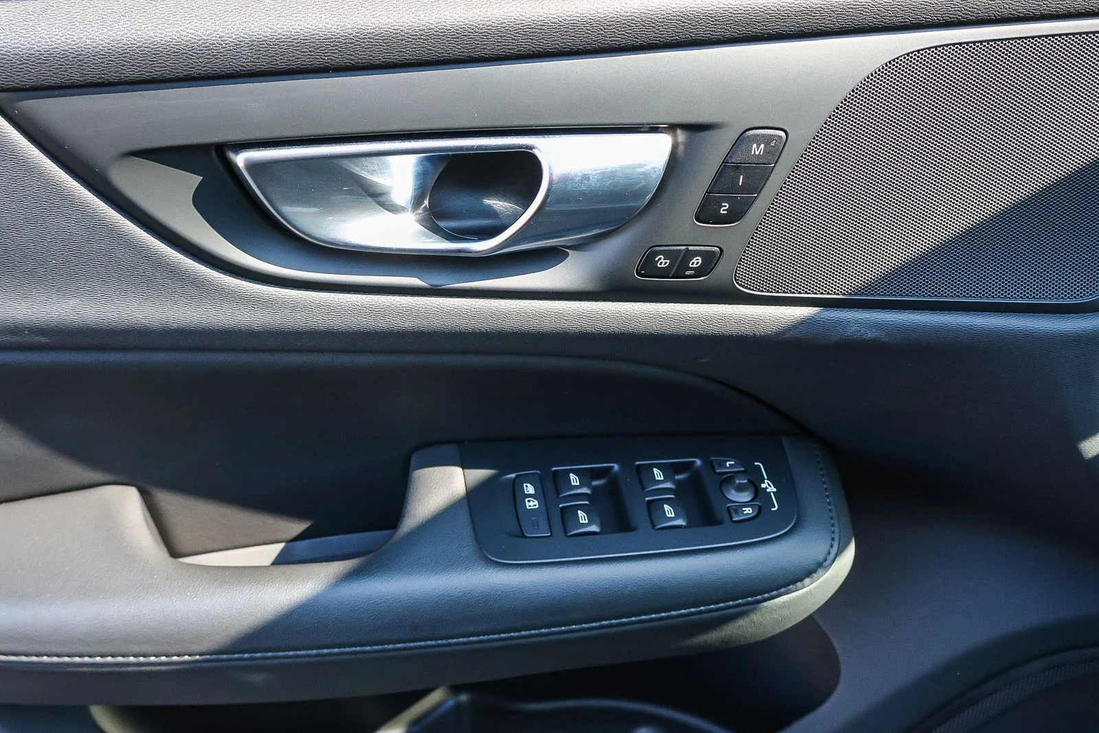 2025 Volvo V60 Cross Country Plus - Photo 31