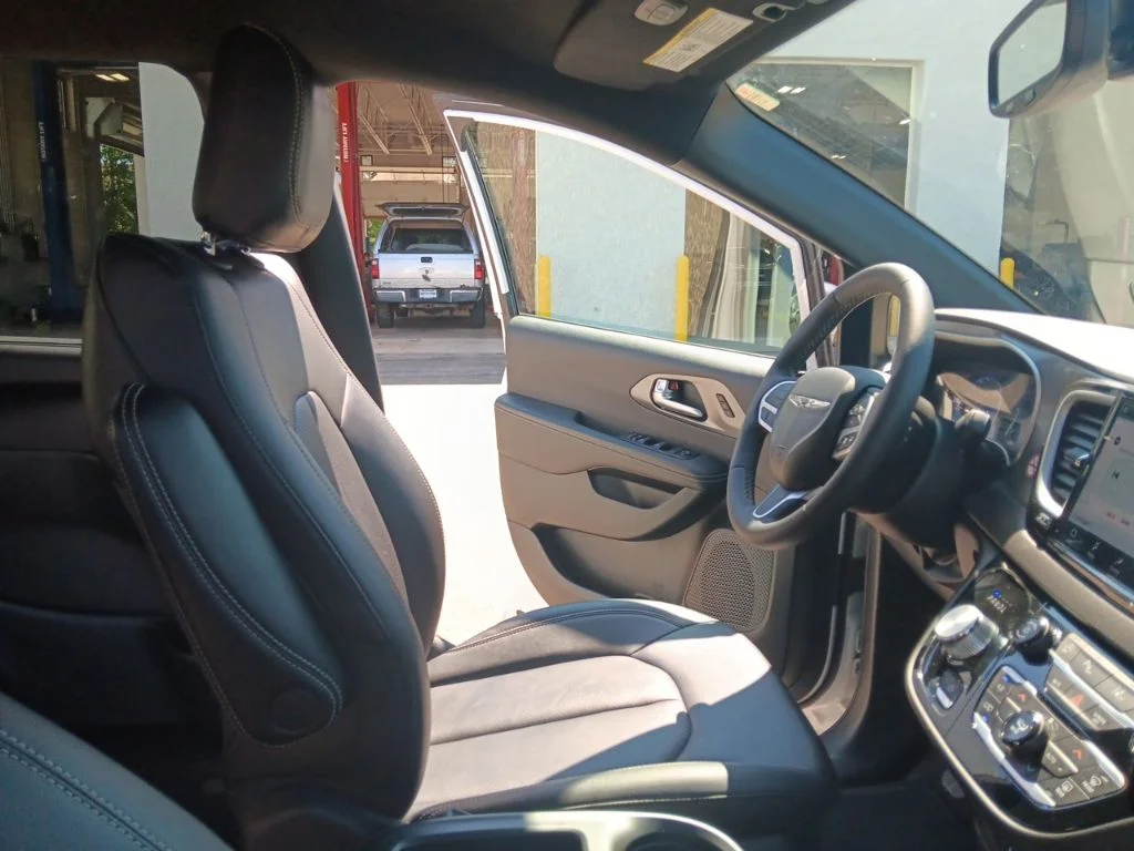 Used 2025 Bright White Clearcoat Chrysler Select image 33
