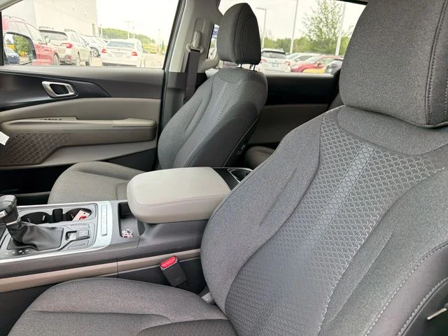 2027 Kia Carnival LX - Photo 17