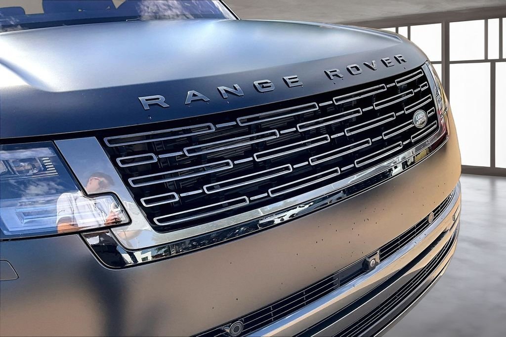 Used 2023  Land Rover SE image 28