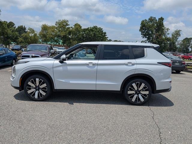 Used 2025 White Diamond Mitsubishi SE image 13