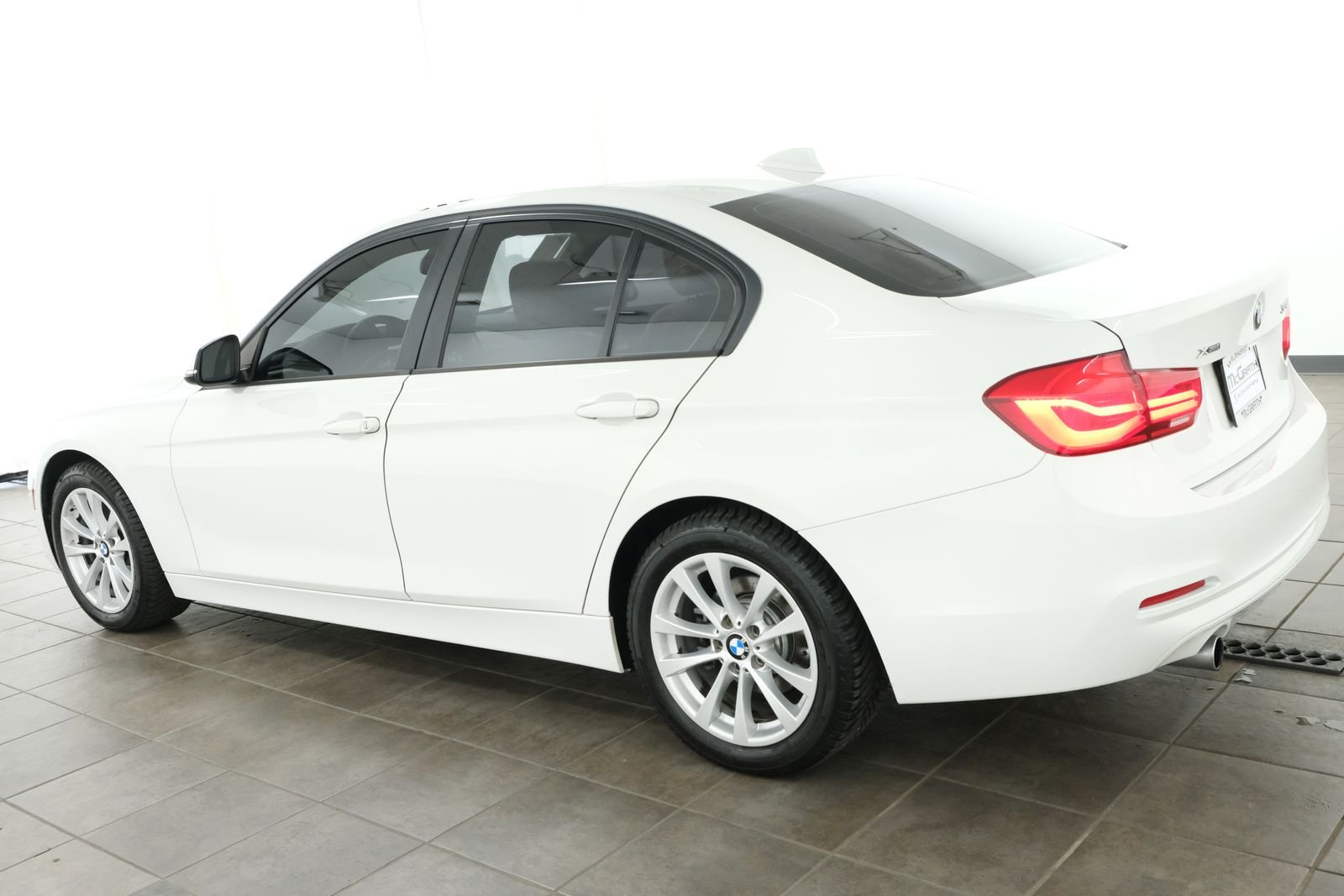 Used 2018 Alpine White BMW 320i xDrive image 3
