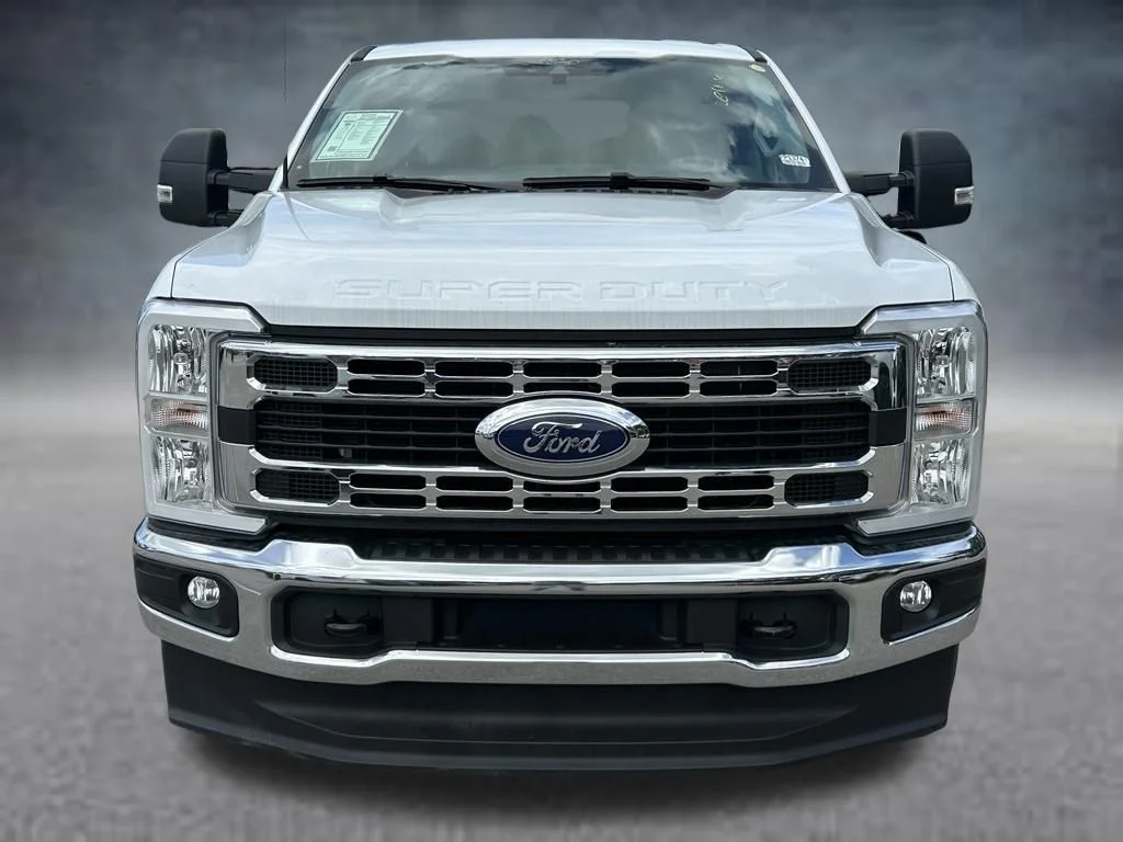 Used 2025 Oxford White Ford XLT image 2