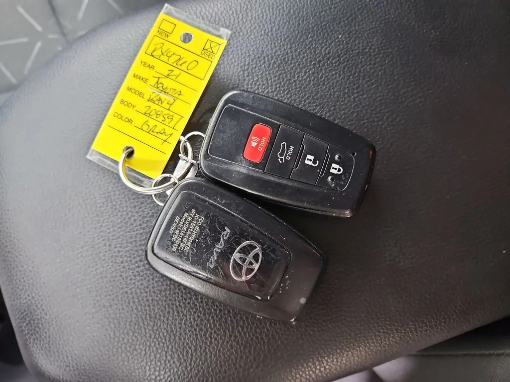 Used 2021  Toyota XLE image 29