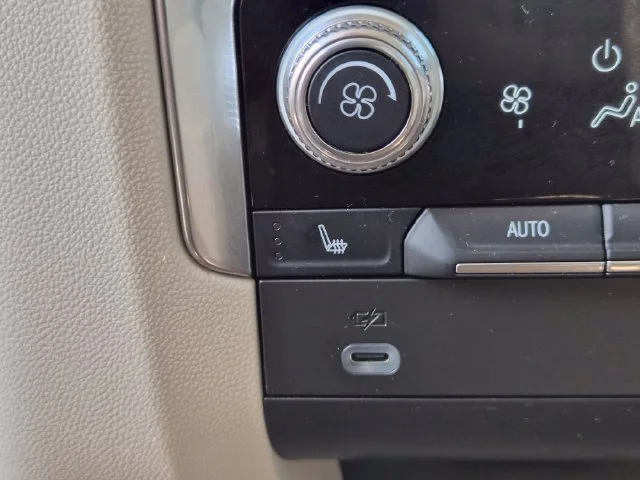 Used 2023 White GMC Denali image 36