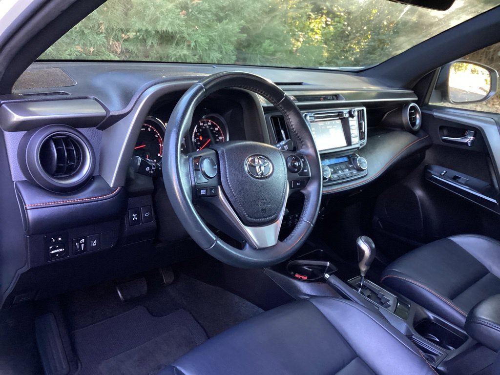 Used 2017 White Toyota SE image 12