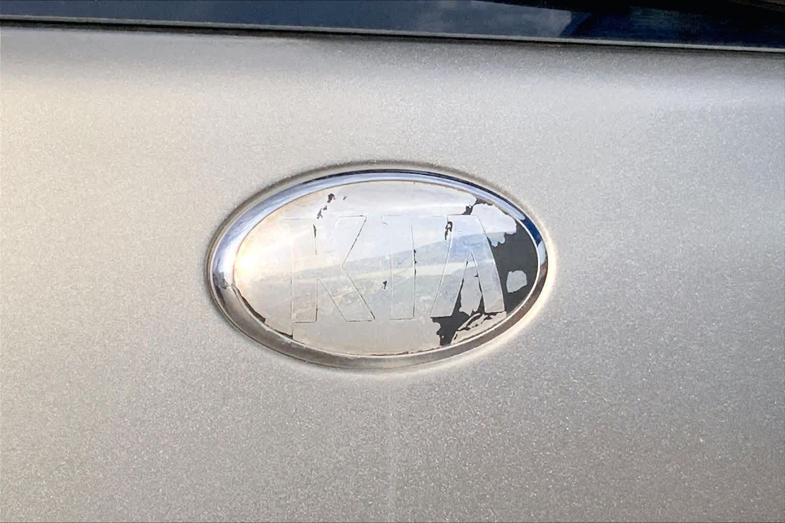 Used 2014 Titanium Gray Kia Base image 29