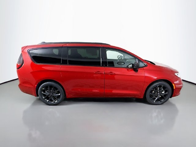 New 2026 Red Hot Pearl-Coat Exterior Paint Chrysler Select image 8