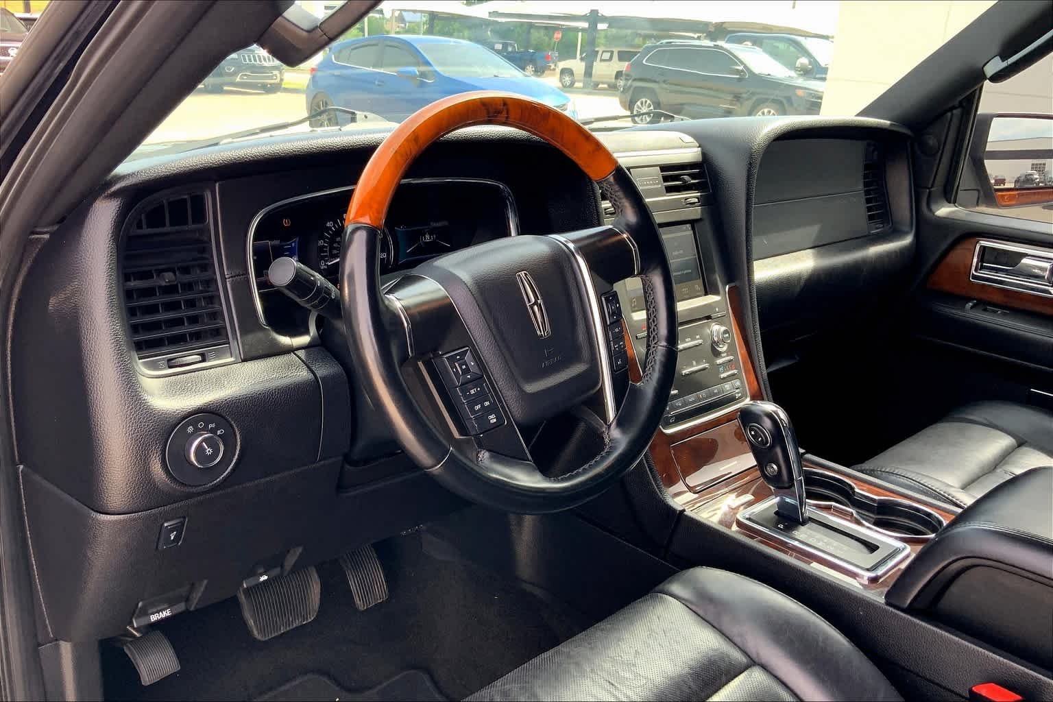 Used 2016 Black Velvet Lincoln Select image 17