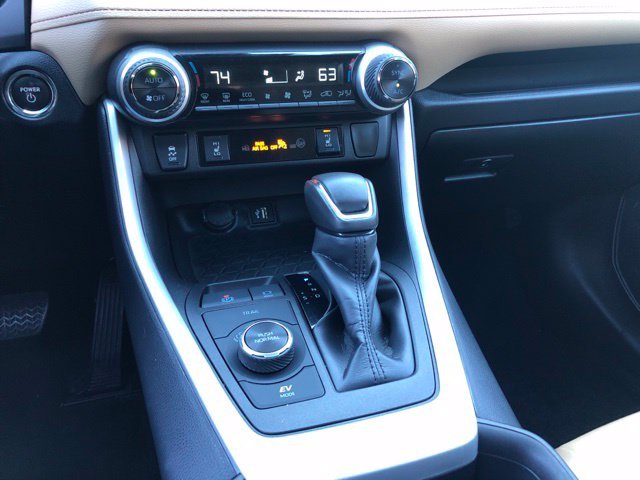 Used 2024 Pearl Toyota XLE Premium image 35