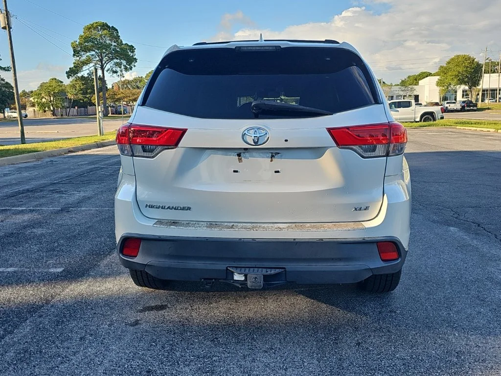 Used 2017 White Toyota XLE image 6