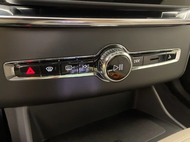 2025 Volvo XC90 Core - Photo 33