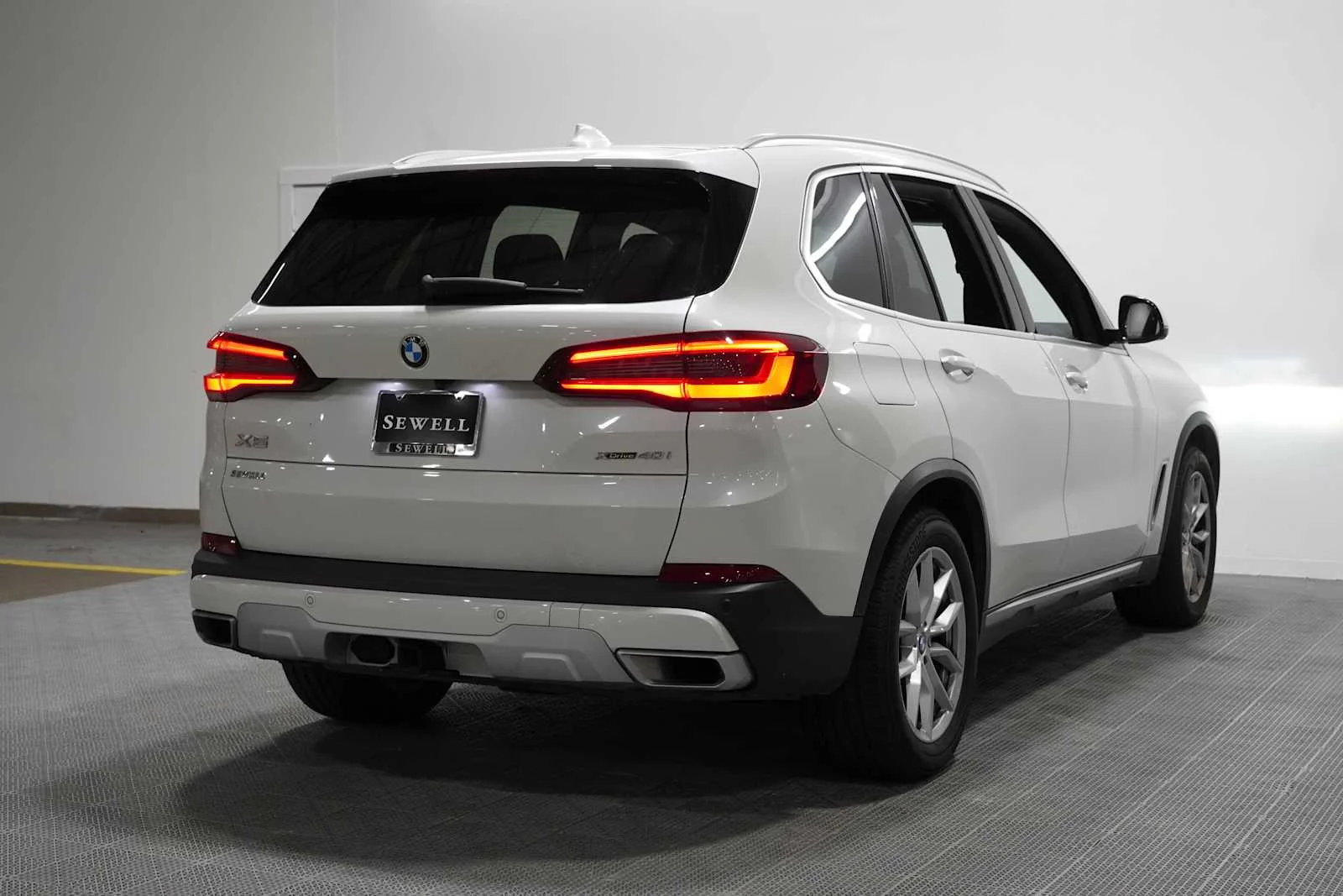 Certified Used 2023 Mineral White Metallic BMW xDrive40i image 4