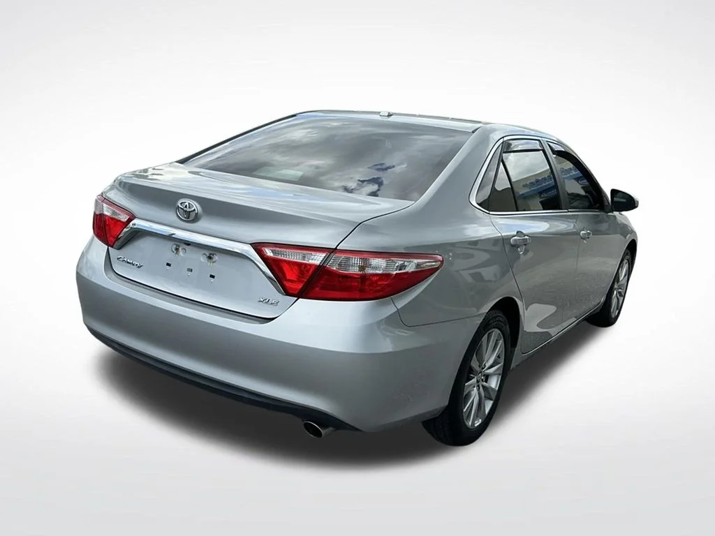Used 2017 Silver Toyota XLE image 10
