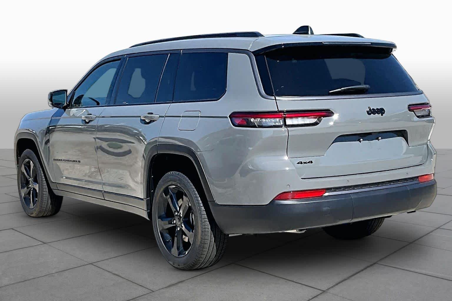 New 2027 Sting-Gray Clear-Coat Paint Jeep Limited image 13
