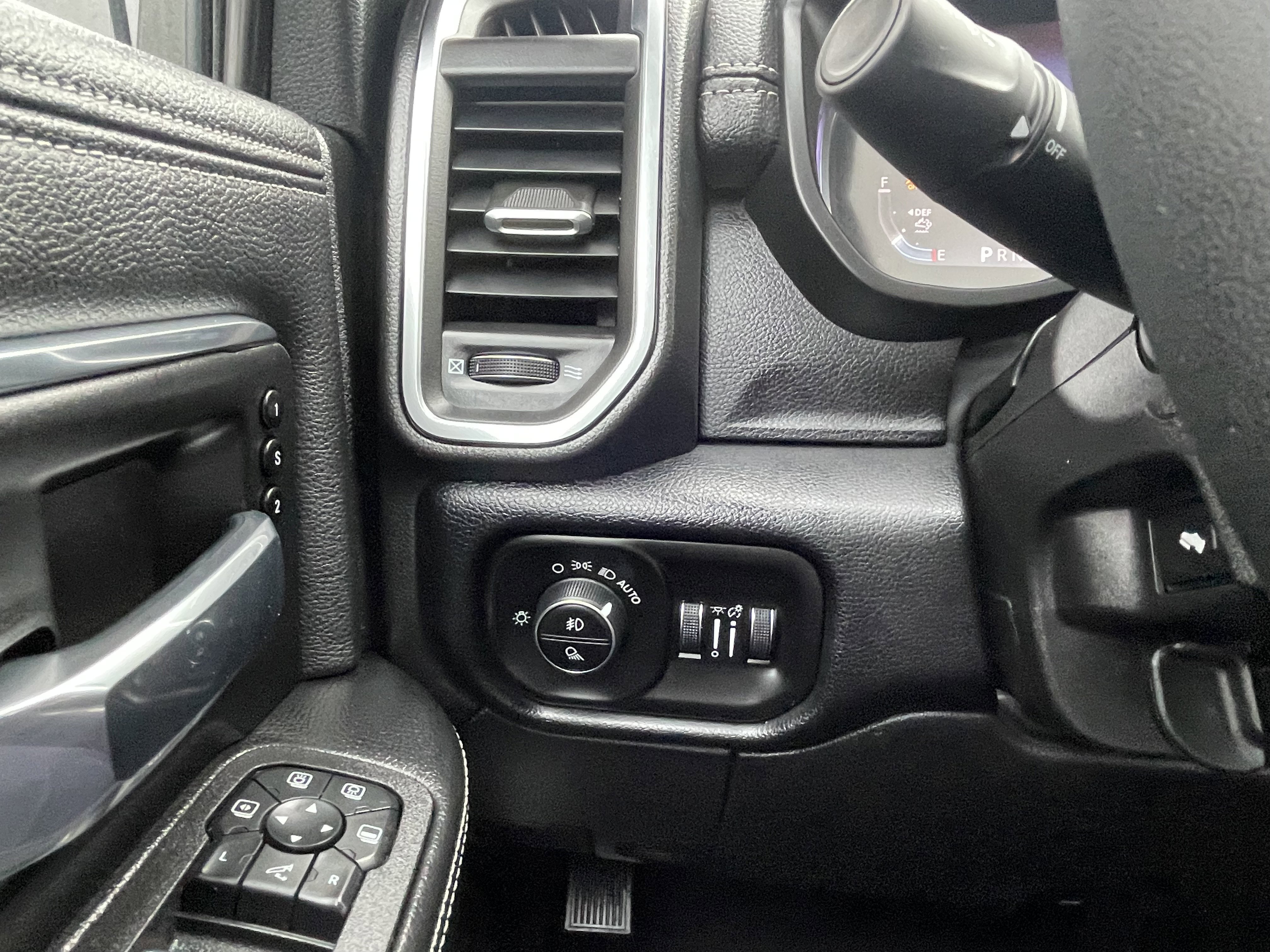 New 2026 Granite Crystal Metallic Clear-Coat Exterior Paint RAM Laramie image 39