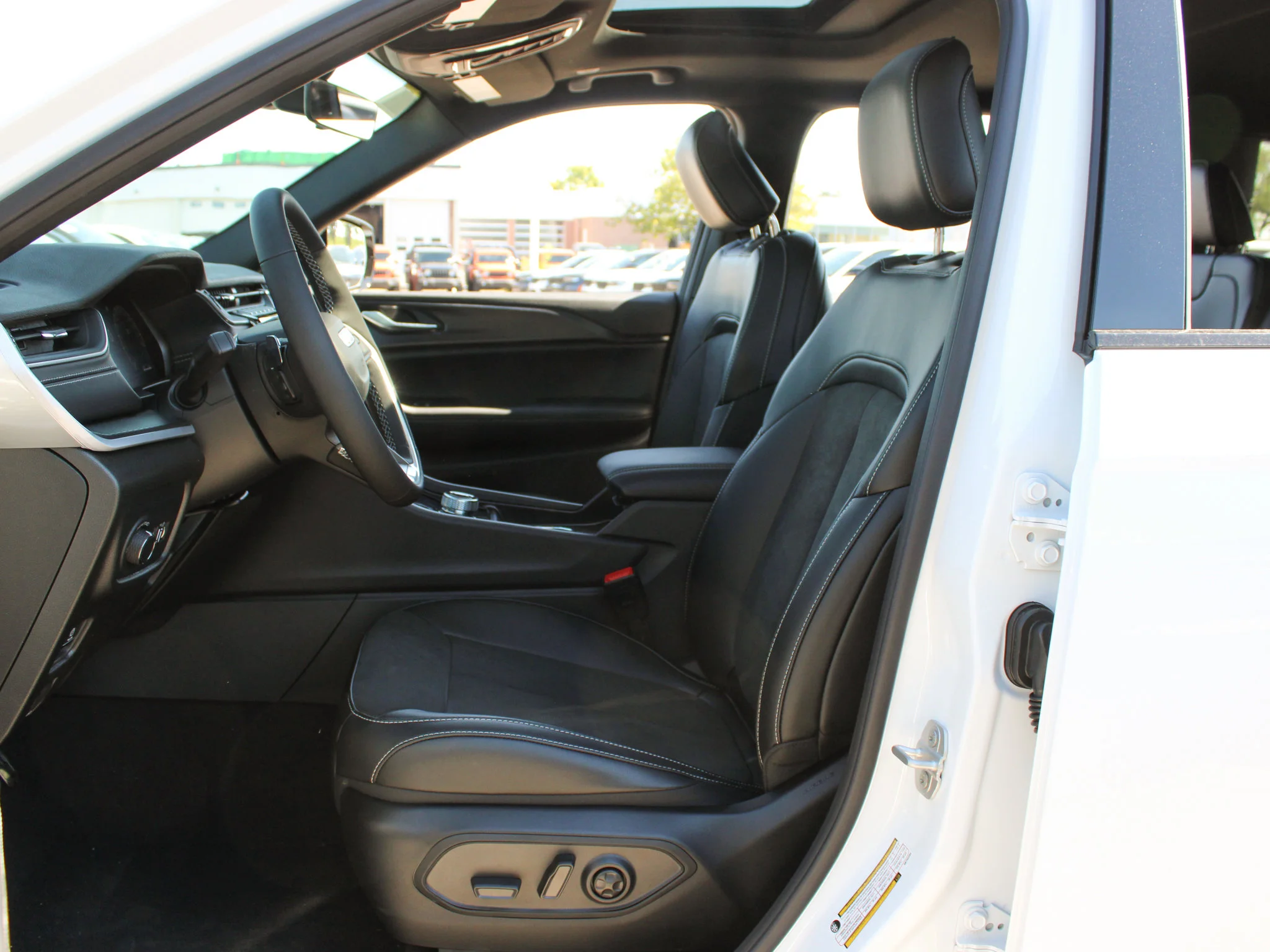 New 2025 White Jeep Altitude* 4x4, Trailer Tow Pkg, Sunroof, Heated Leather image 9