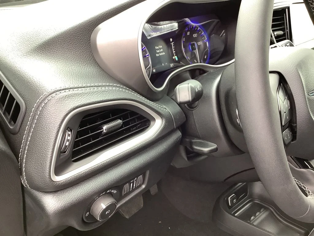New 2026 Diamond Black Crystal Pearl-Coat Exterior Paint Chrysler Select image 15