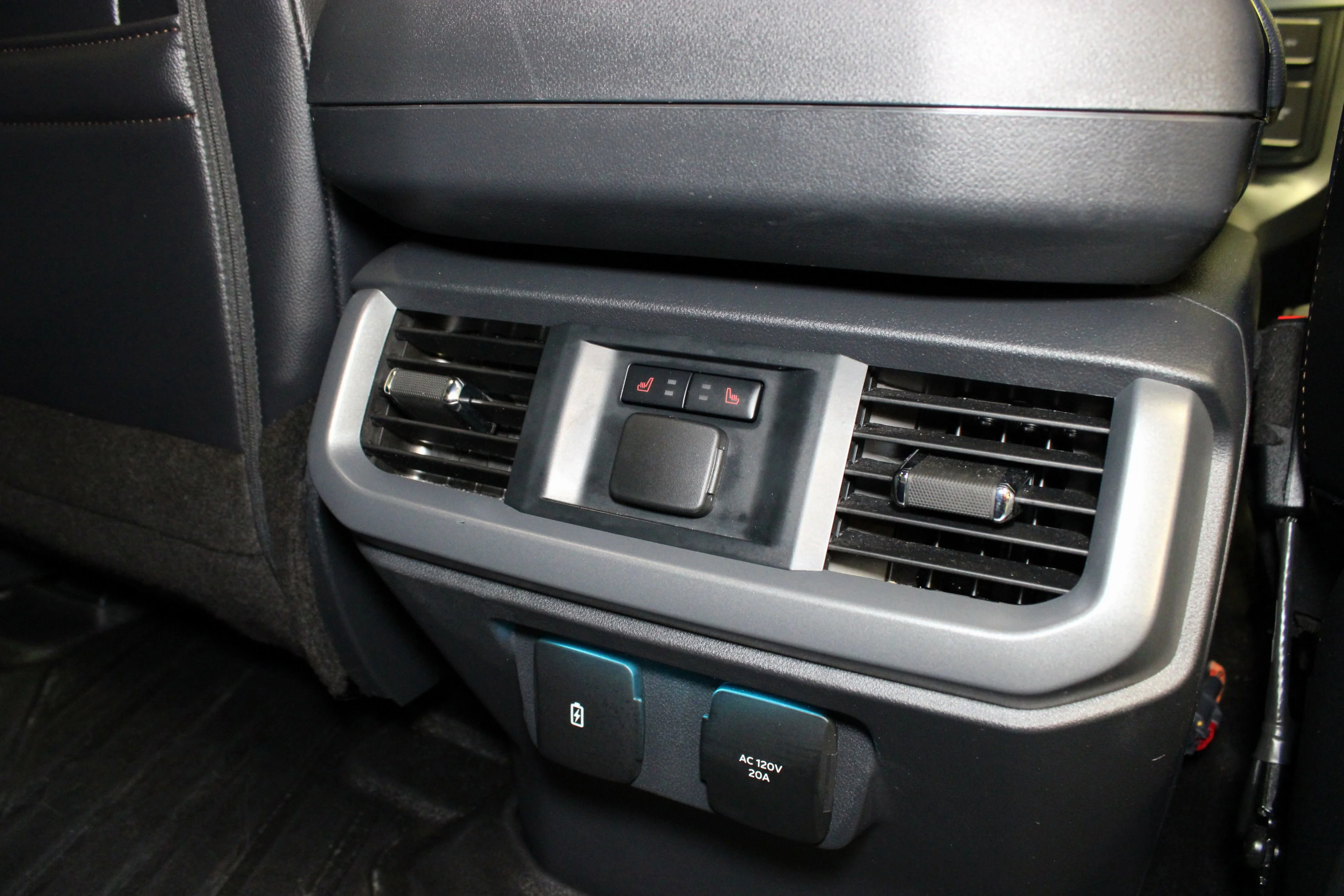 Used 2025 Star White Metallic Tri-Coat Ford LARIAT image 18