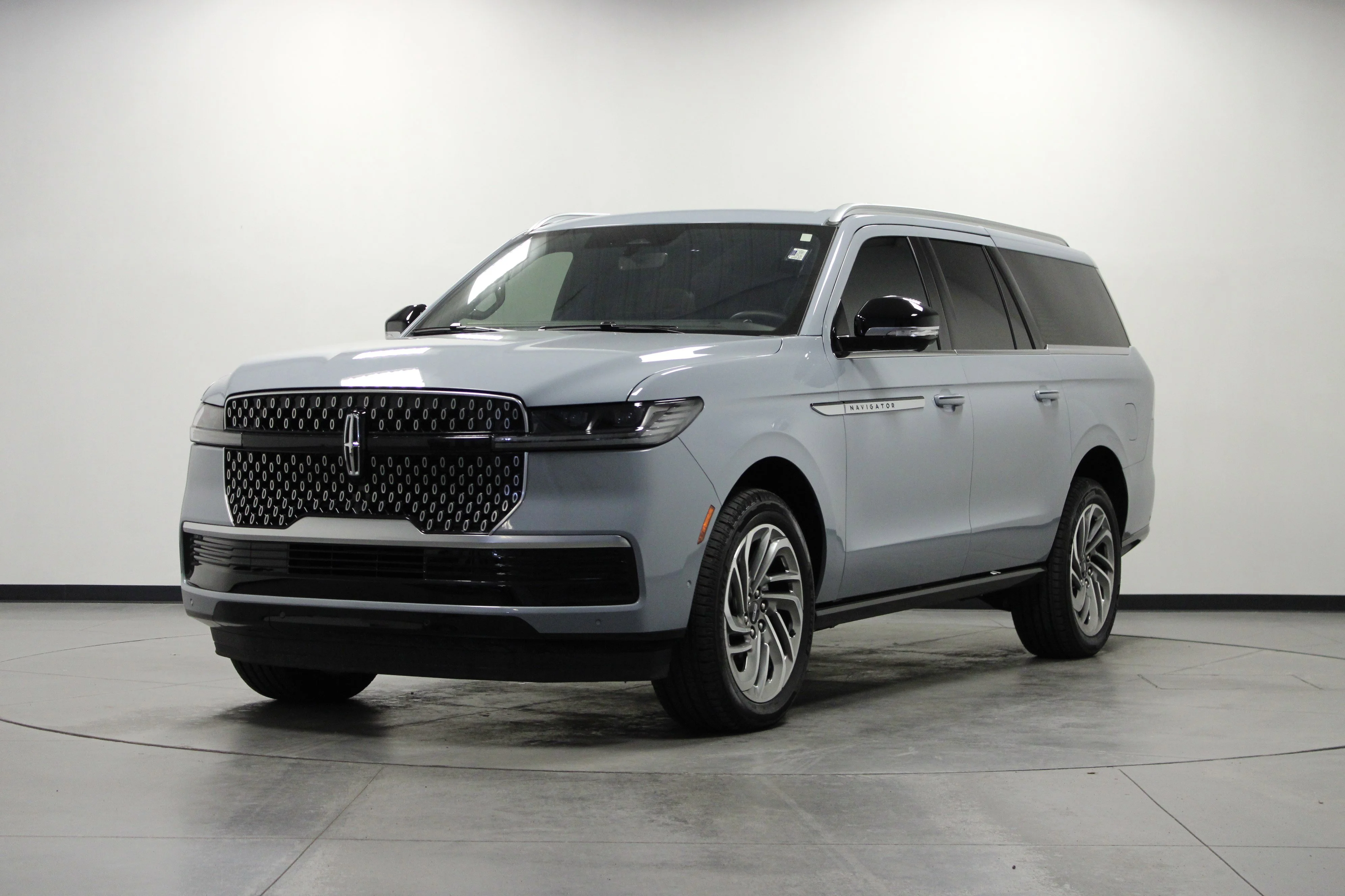 Used 2025 Gray Mist Metallic Tri-Coat Lincoln Reserve image 8
