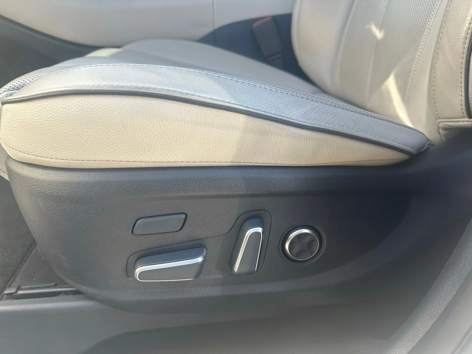 Used 2023 White Hyundai Limited image 11