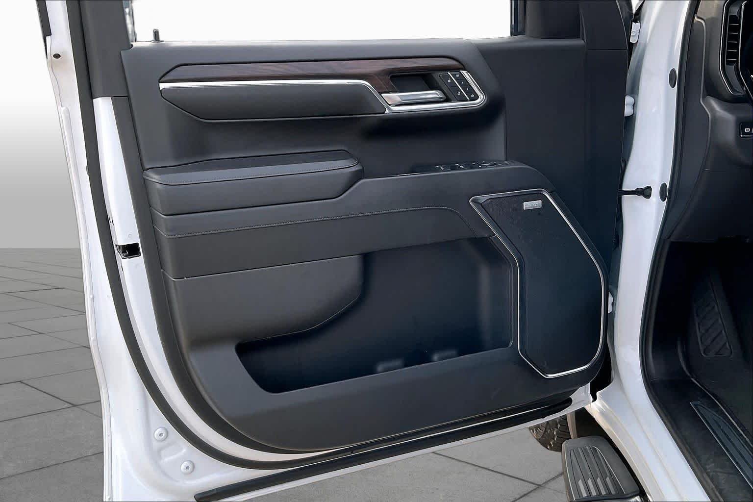 Used 2024 White Frost Tricoat GMC SLT image 19
