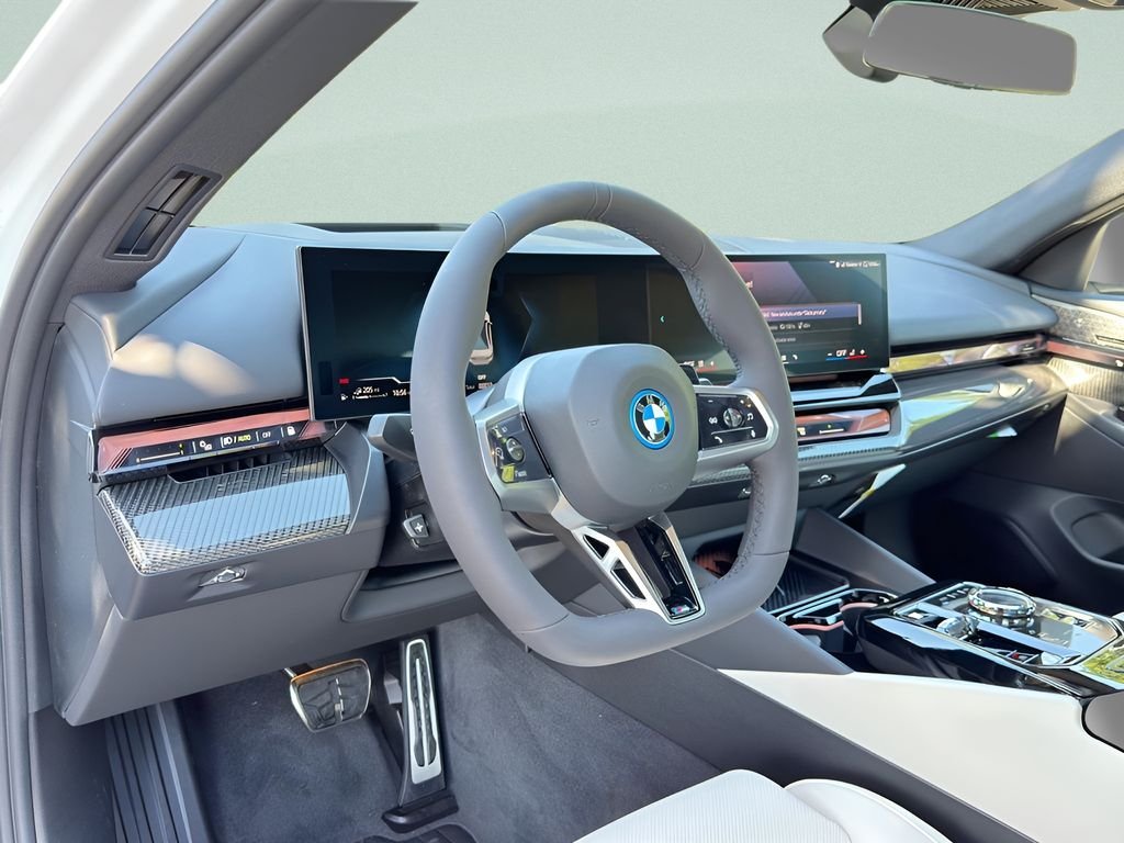 New 2027 Mineral White Metallic BMW 550e xDrive image 9