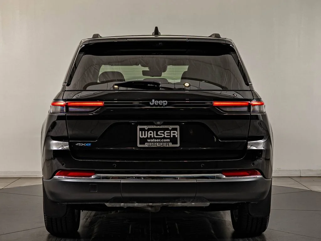 Used 2022 Diamond Black Crystal Pearlcoat Jeep 4xe image 6