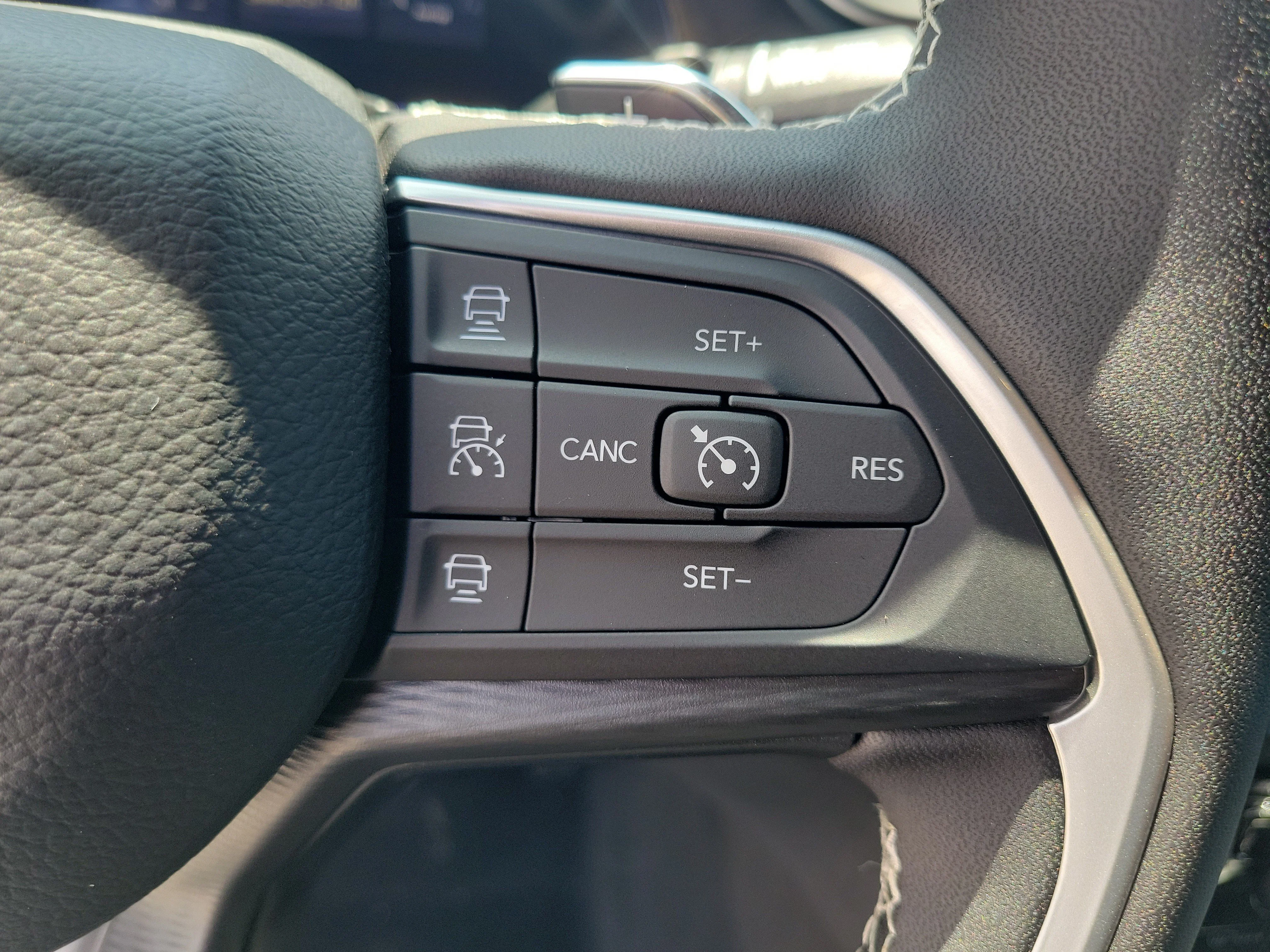 New 2026 Diamond Black Crystal Pearlcoat Jeep Laredo X image 25